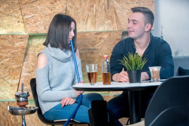 Çift rahatlatıcı ve sigara nargile caffe Bar