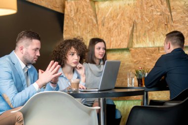 Genç bakış açısı insanların bir caffe, Grup.
