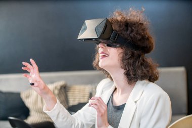 Eğleniyor Vr gözlük kullanan kız