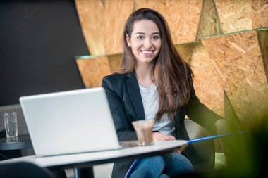 Son moda hippi kız zevk nargile