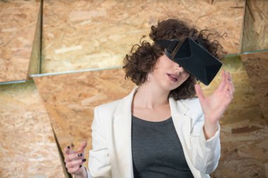 Eğleniyor Vr gözlük kullanan kız