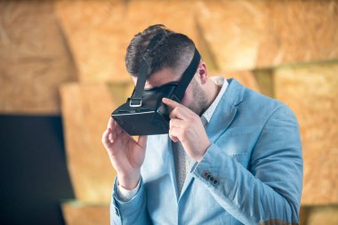 Eğleniyor Vr gözlüklü adam