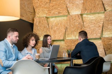 Genç bakış açısı insanların bir caffe, Grup.