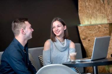 Çift rahatlatıcı ve sigara nargile caffe Bar