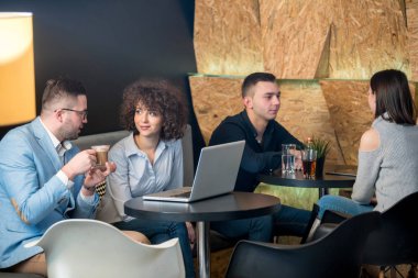 Genç bakış açısı insanların bir caffe, Grup.