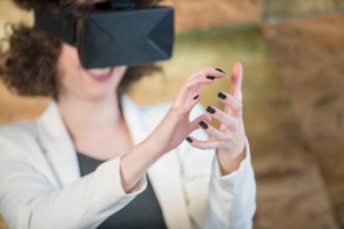 Eğleniyor Vr gözlük kullanan kız
