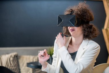 Eğleniyor Vr gözlük kullanan kız