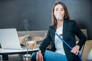 Son moda hippi kız zevk nargile