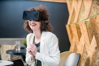 Eğleniyor Vr gözlük kullanan kız
