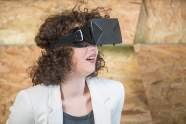 Eğleniyor Vr gözlük kullanan kız
