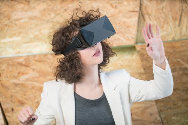 Eğleniyor Vr gözlük kullanan kız
