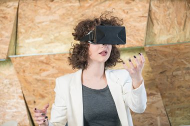 Eğleniyor Vr gözlük kullanan kız