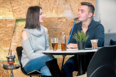 Çift rahatlatıcı ve sigara nargile caffe Bar