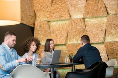 Genç bakış açısı insanların bir caffe, Grup.