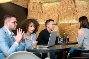 Genç bakış açısı insanların bir caffe, Grup.