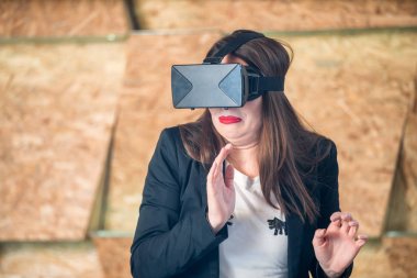Eğleniyor Vr gözlük kullanan kız
