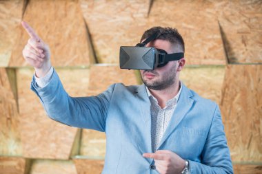 Eğleniyor Vr gözlüklü adam