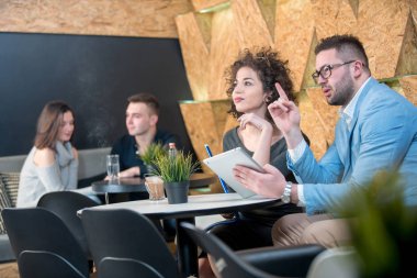 Çift iş nargile ile bir kahve dükkanında tartışıyor