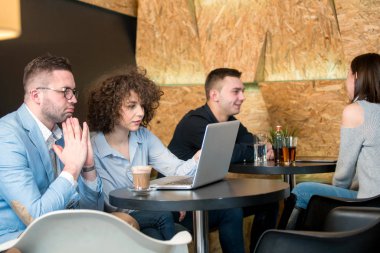 Genç bakış açısı insanların bir caffe, Grup.