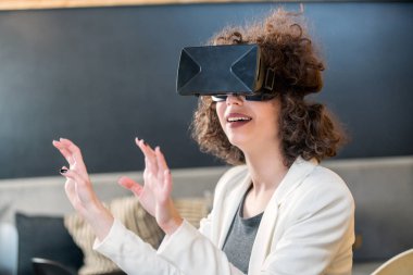 Eğleniyor Vr gözlük kullanan kız