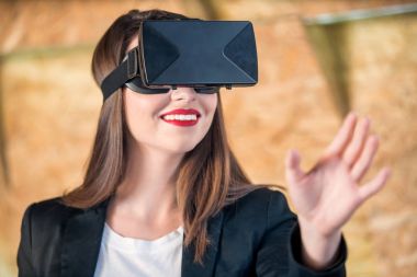 Eğleniyor Vr gözlük kullanan kız