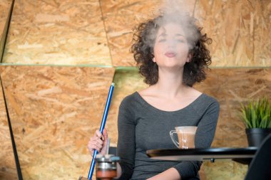 Modern bir kafede nargile keyfi moda hippi kız