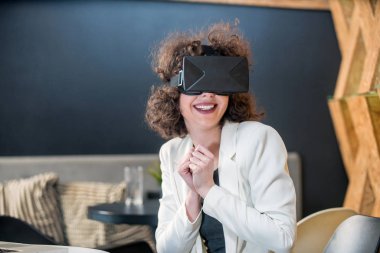Eğleniyor Vr gözlük kullanan kız