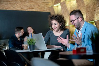 Çift iş nargile ile bir kahve dükkanında tartışıyor