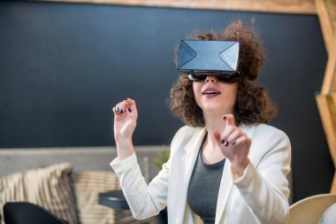 Eğleniyor Vr gözlük kullanan kız