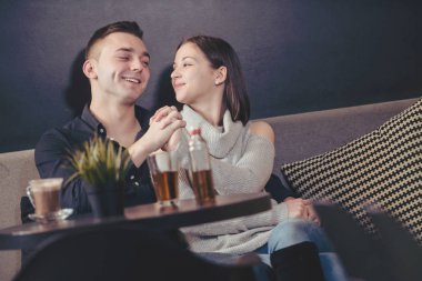 Genç çift caffe dükkanında eğleniyor.