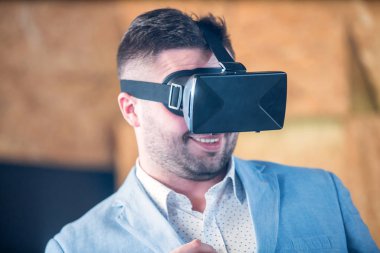 Eğleniyor Vr gözlüklü adam