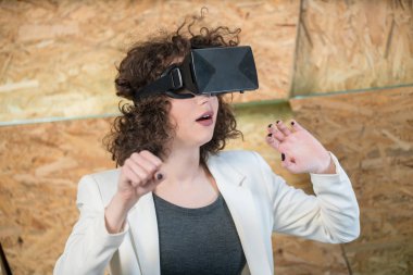 Eğleniyor Vr gözlük kullanan kız