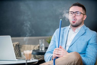 adam sigara nargile bir kahve dükkanında