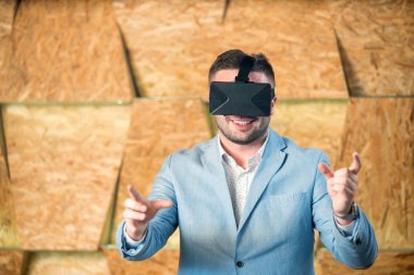 Eğleniyor Vr gözlüklü adam