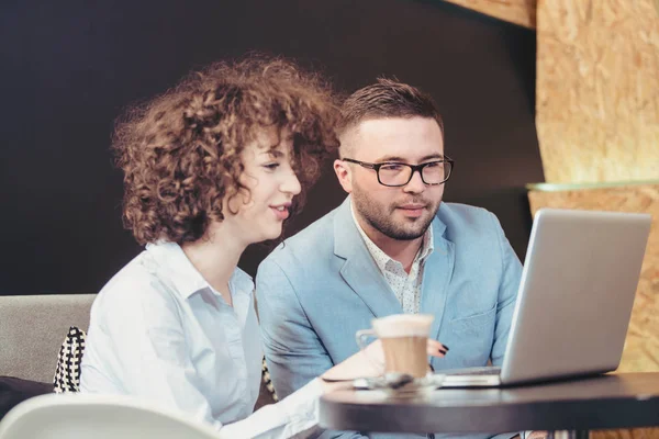 Investor tutoring young girl at a caffe bar — Stock Photo, Image