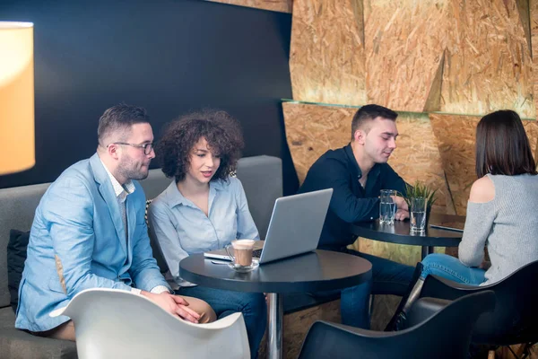 Inversor tutoría chica joven en una barra de caffe — Foto de Stock