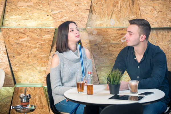 Par avkopplande och röka vattenpipa på caffe bar — Stockfoto