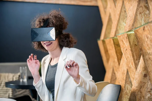 Chica usando gafas VR divertirse — Foto de Stock