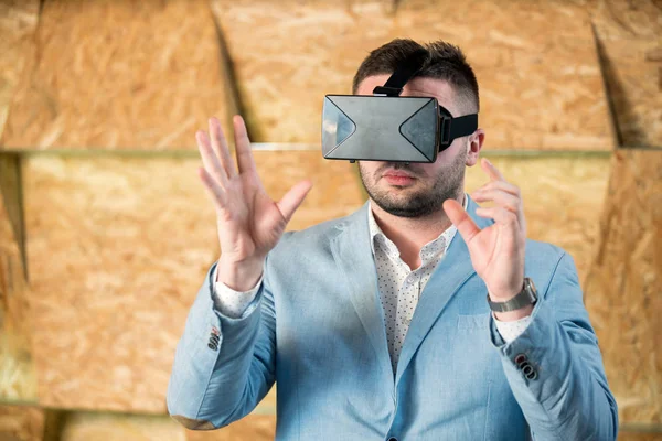 Cara se divertindo com óculos VR — Fotografia de Stock