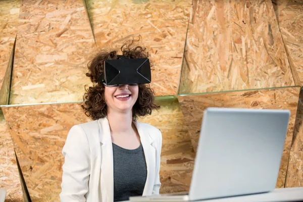 Menina usando óculos VR se divertindo — Fotografia de Stock