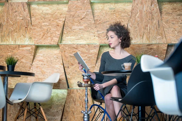 Chica hipster de moda disfrutando de la cachimba en una cafetería moderna — Foto de Stock