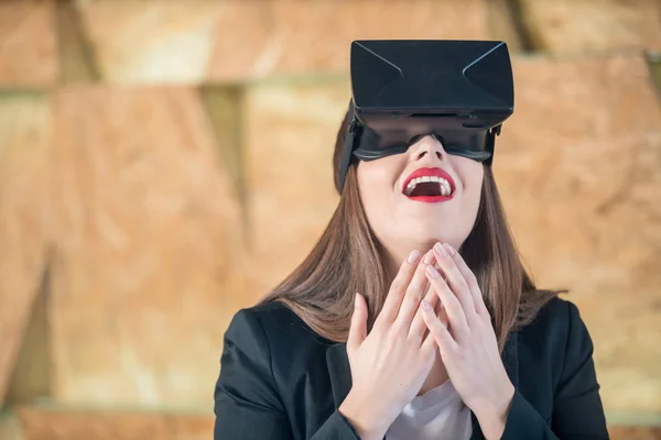 Дівчина використовує VR окуляри розважається — стокове фото