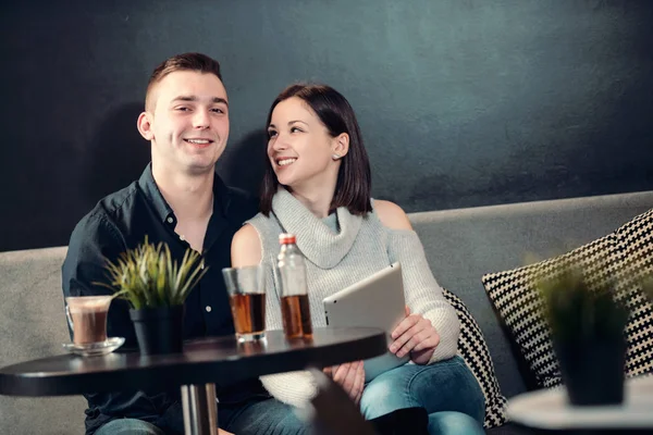 Junges Paar hat Spaß in einem Café-Laden. — Stockfoto