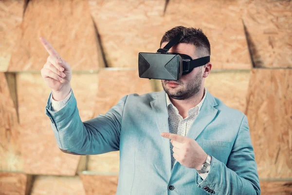 Cara se divertindo com óculos VR — Fotografia de Stock