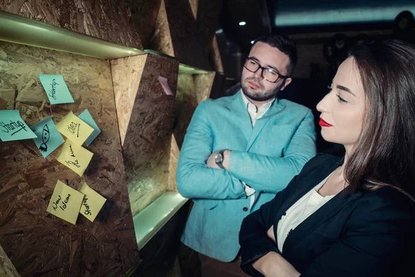 Young people with post it notes — Stock Photo, Image