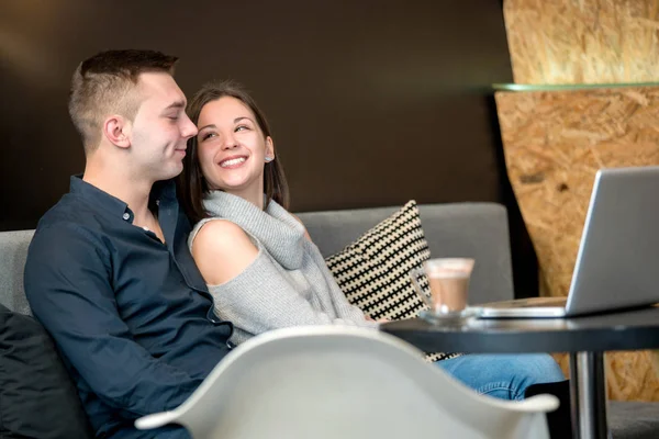 年轻夫妇在咖啡店玩得开心. — 图库照片