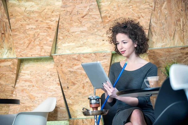 Chica hipster de moda disfrutando de la cachimba en una cafetería moderna — Foto de Stock