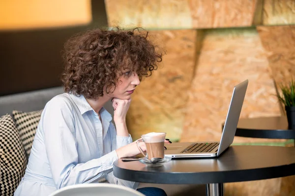 Ragazza che utilizza il computer portatile in un caffe — Foto Stock