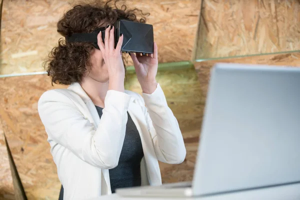 Chica usando gafas VR divertirse — Foto de Stock