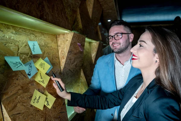 Young people with post it notes — Stock Photo, Image